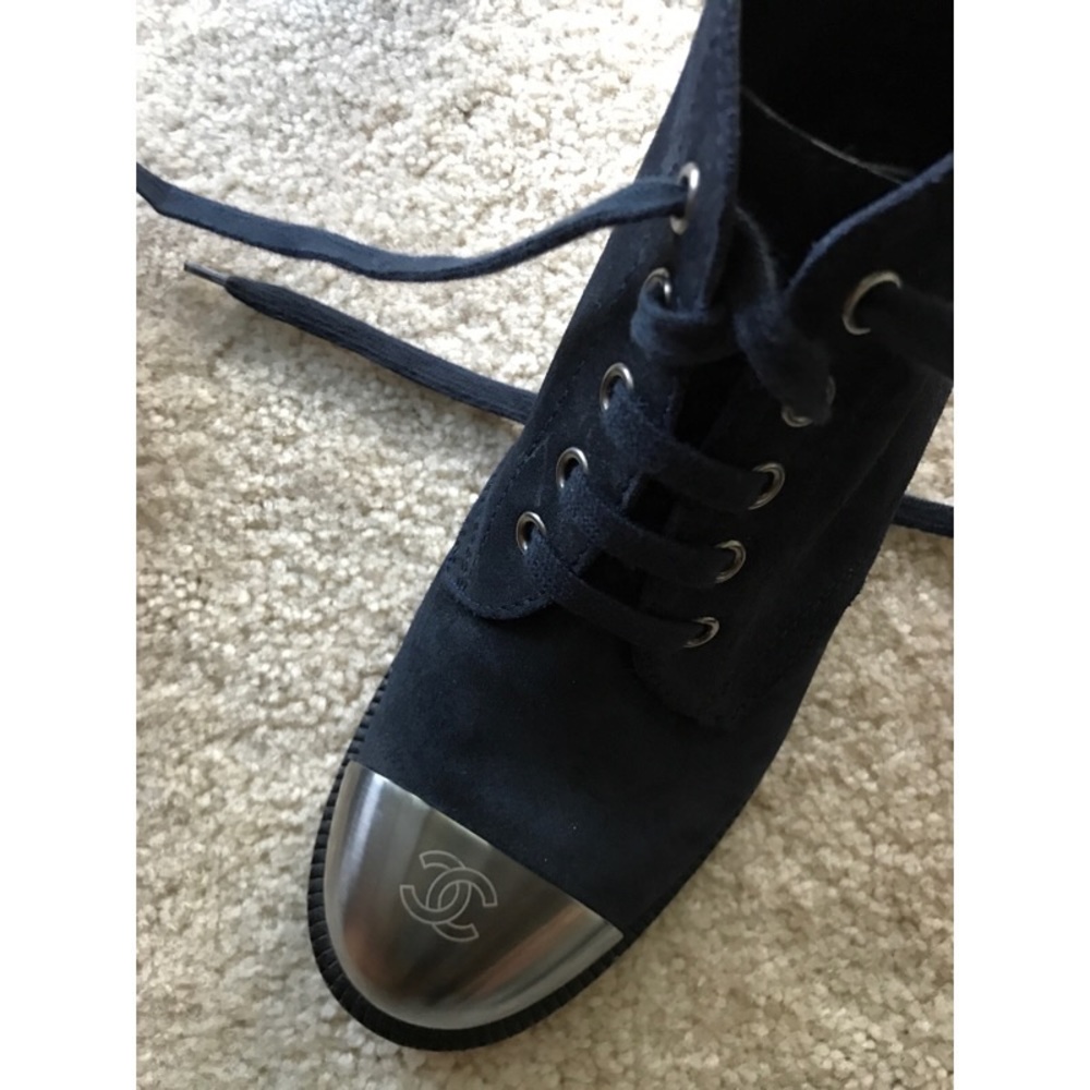 ⬇️⬇️⬇️ CHANEL Navy Lace Up Suede Boots - Picture 7 of 8